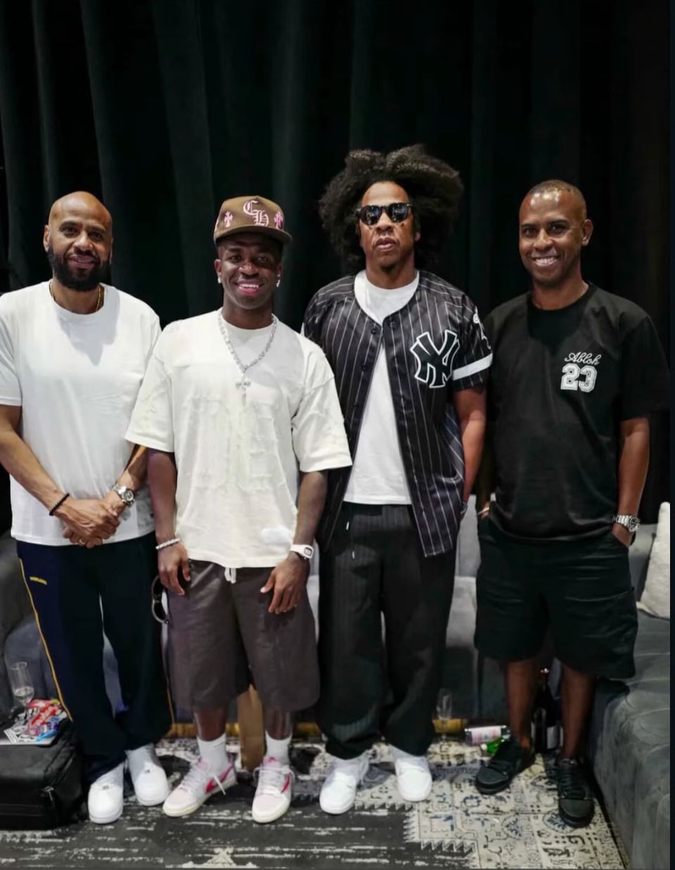 Em dia de folga da seleção, Vini Jr. posa com Jay-z, responsável pelo agenciamento de jogadores brasileiros