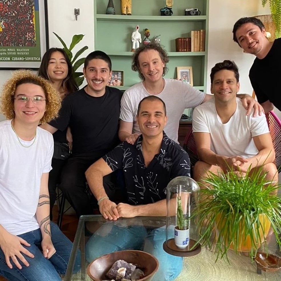 André Arteche e Armando Babaioff com o autor Vincent Villari e o restante da equipe — Foto: reprodução/ instagram