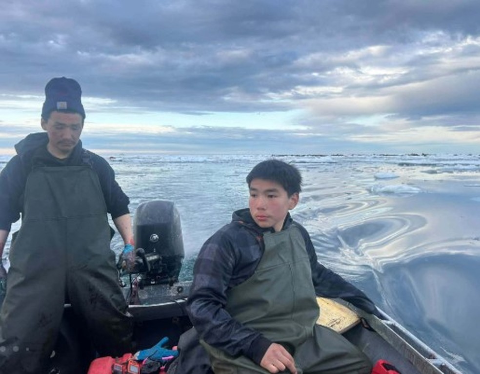 Derek (&agrave; direita) e Sidney em outra pescaria no Alasca &mdash; Foto: Reprodu&ccedil;&atilde;o/GoFundMe