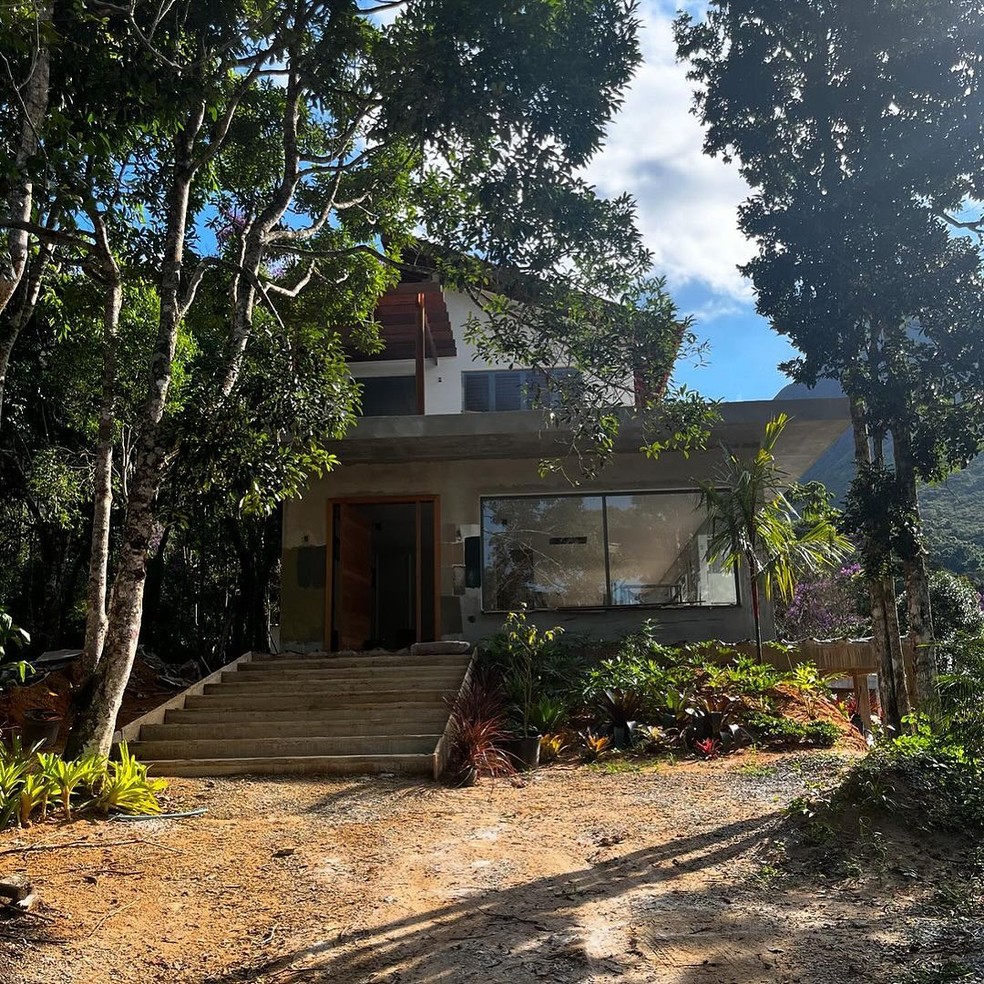 Angelo Paes Leme e Anna Sophia Folch mostram casa nova na Serra do Rio — Foto: reprodução/ instagram
