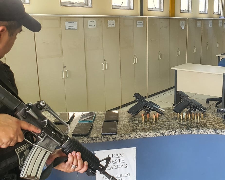 Milicianos são presos pela PM em Guaratiba: arma de policial morto é encontrada nos pertences do grupo
