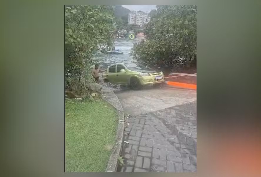 Carro cai em canal na Barra da Tijuca e é retirado pelos Bombeiros; vídeo