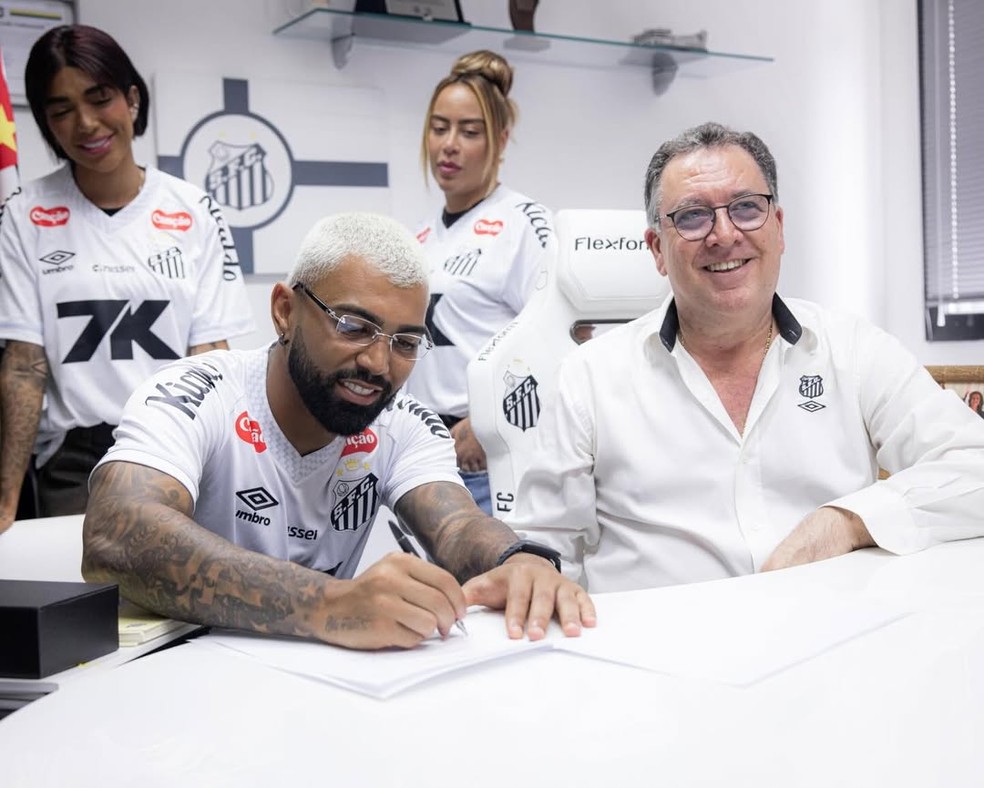 Rafaella acompanhou Gabigol na assinatura de contrato com o Santos — Foto: Raul Baretta/ Santos FC