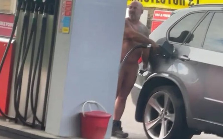 Homem viraliza após abastecer nu o seu carro em posto de gasolina na Inglaterra
