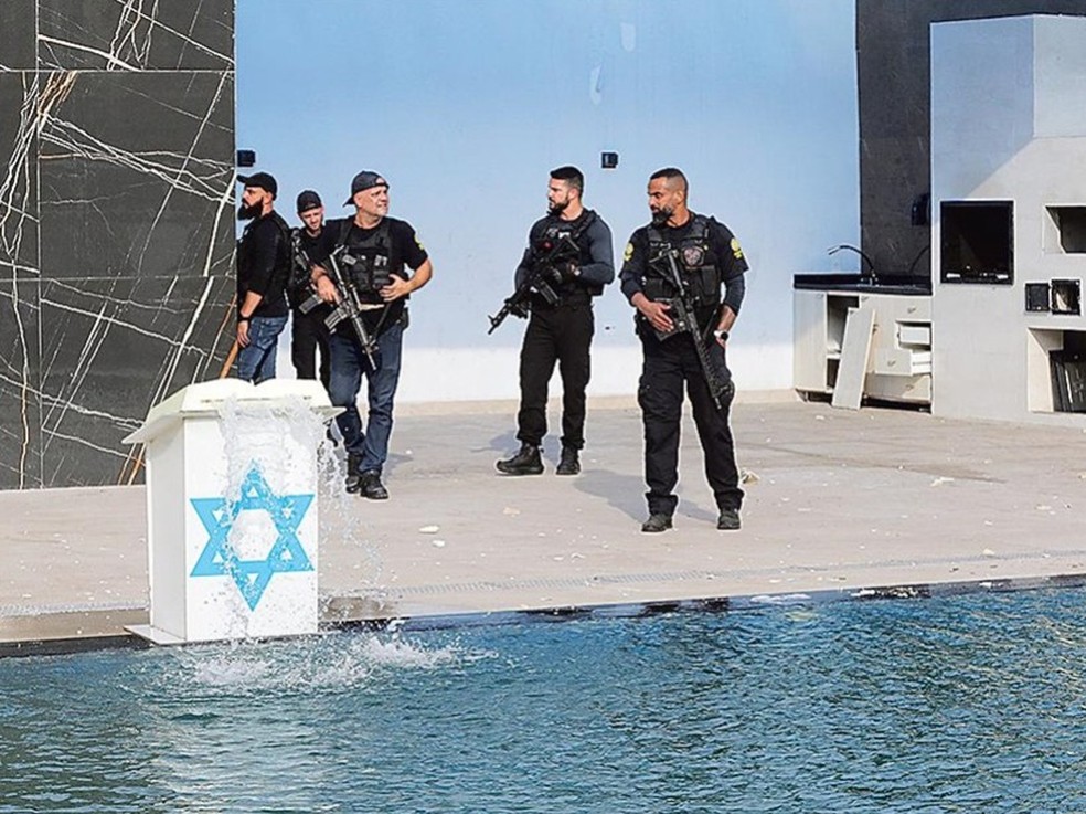 Policiais civis entram na casa de Peixão: Estrela de Davi, símbolo da quadrilha, na piscina — Foto: Reprodução