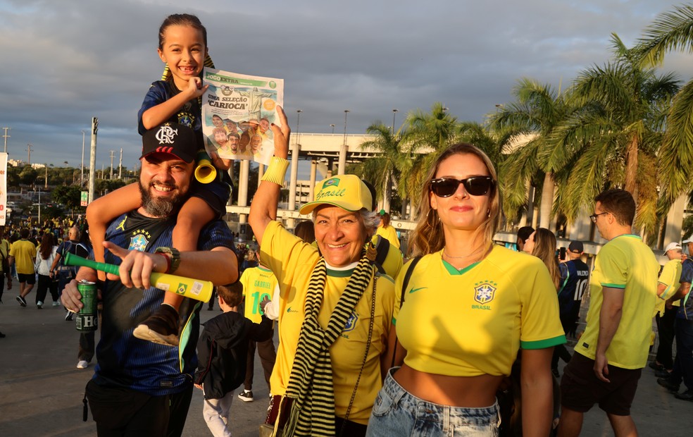 A pequena Liz Cruz se animou com o caderno especial na rampa da UERJ; a menina estava acompanhada da família: Rafael Cruz (pai, esq.), Édila Magalhães (avó, centro) e Sílvia Figueiredo (mãe, dir.) — Foto: Fabiano Rocha