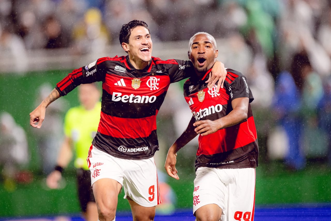 Pedro brilha com dois gols e comanda o atropelo do Flamengo sobre a Chapecoense no Maracanã