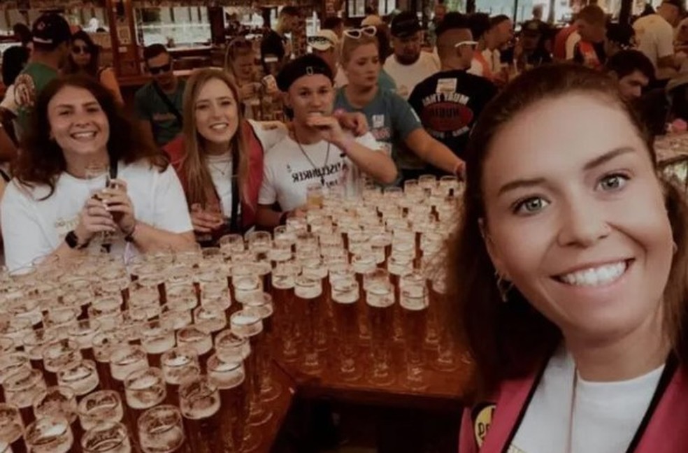 Turistas alemães batem recorde de maior pedido de cerveja no mundo, em bar na Espanha — Foto: Reprodução