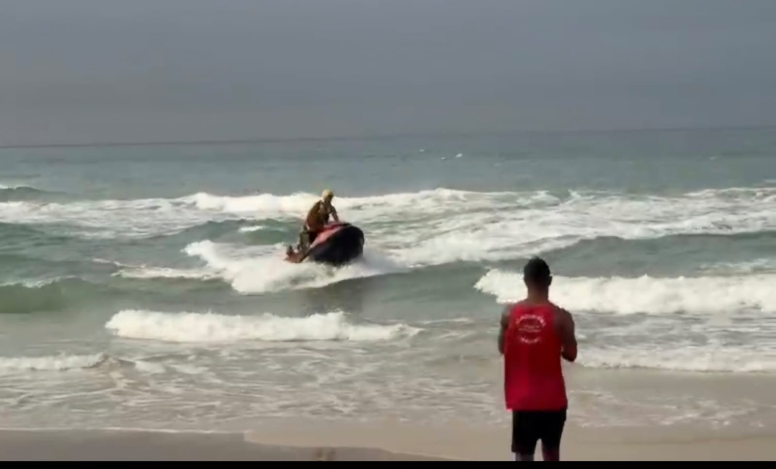 Grupo de 20 pessoas é resgatado do mar após ventania atingir participantes de travessia na Barra da Tijuca - QTU Questões do Universo