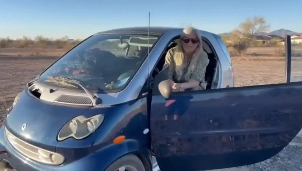 Para economizar, aposentada mora num carro compacto Smart — Foto: Reprodução/YouTube