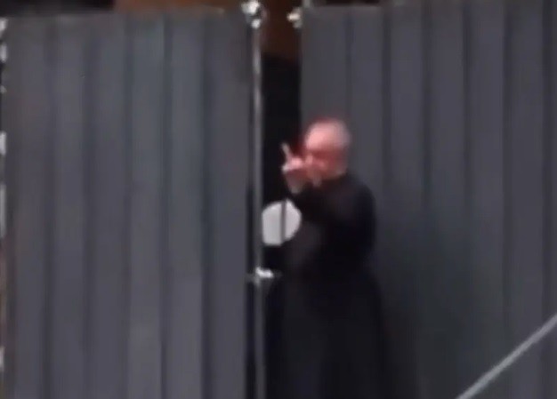 Padre é flagrado exibindo dedo do meio a manifestantes em frente a igreja em Milão