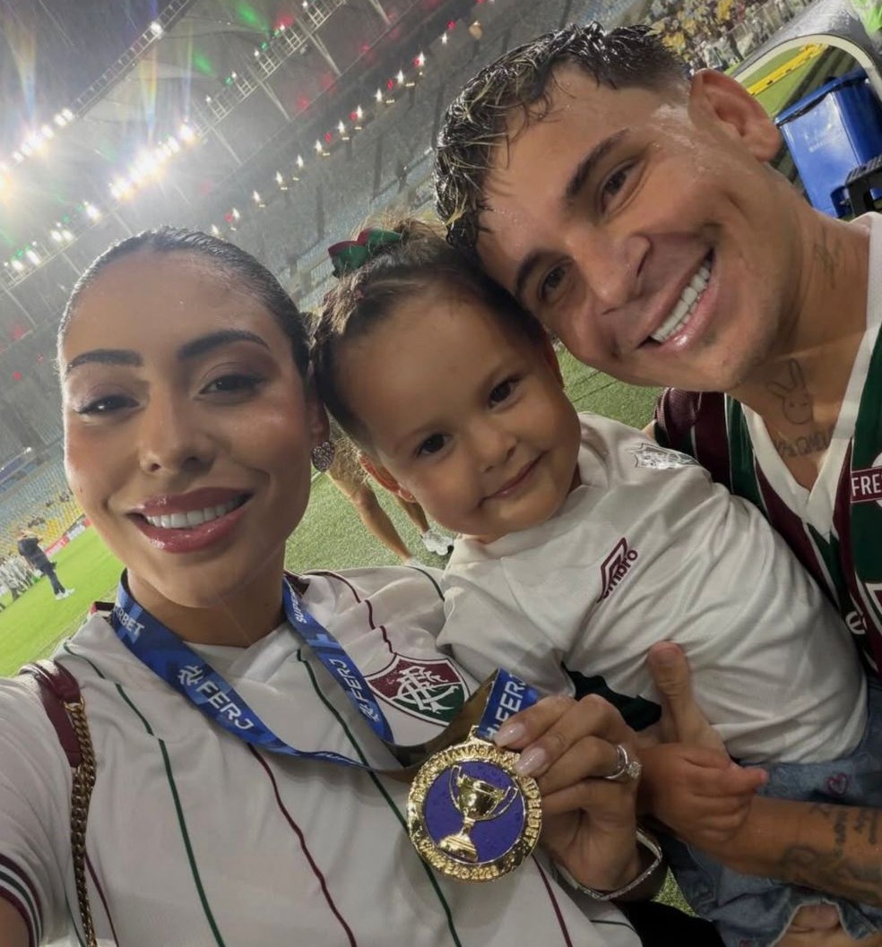Soteldo comemora título do Fluminense ao lado da esposa Isabel García e da filha Isabella — Foto: Arquivo Pessoal