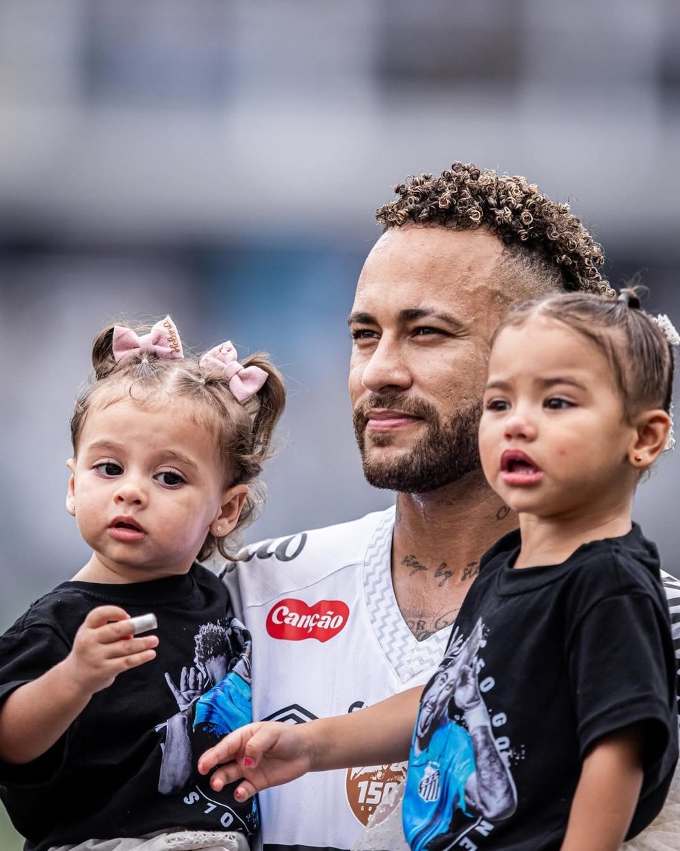 Neymar com Helena e Mavie — Foto: Raul Baretta/ Santos FC