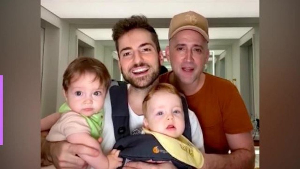 Paulo Gustavo e Thales Bretas com os filhos, Romeu e Gael &mdash; Foto: Instagram