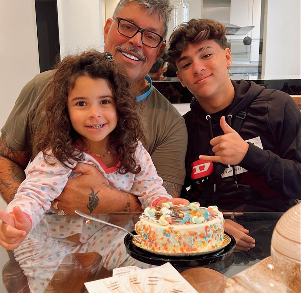 Alexandre Frota com a atual mulher e os dois filhos mais novos &mdash; Foto: Instagram