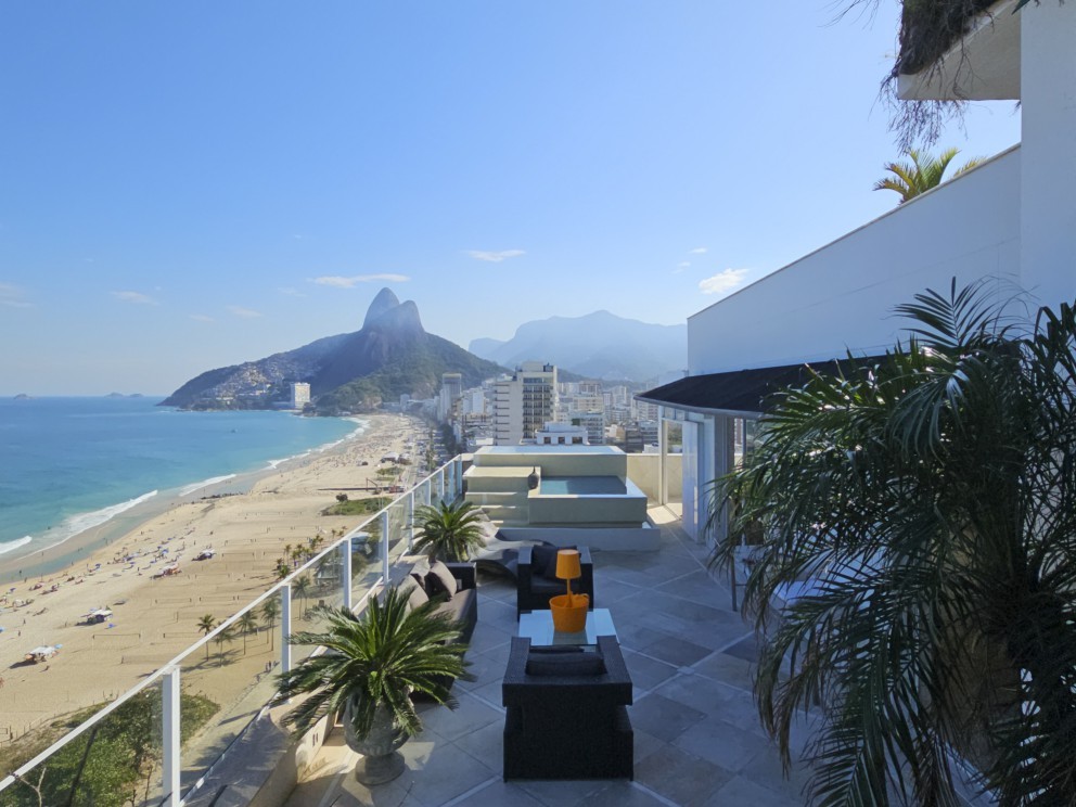 Vista da varanda para o Morro Dois Irmãos, no Leblon  — Foto: Leo Martins/Agência O Globo