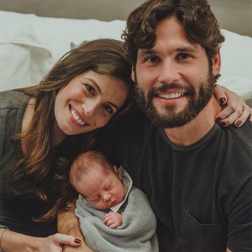 Dudu Azevedo e Fernanda Mader com seu filho Joaquim — Foto: reprodução/ instagram