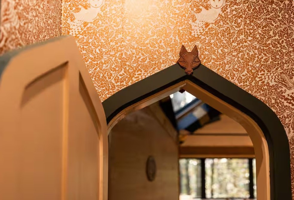 Casa na árvore Copper Fox, em Pownal (Maine, EUA), detalhes de raposa na parte interna — Foto: Reprodução / Airbnb