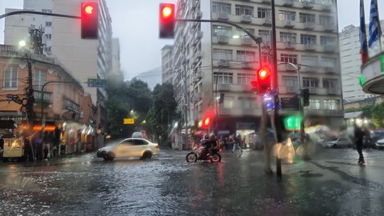 Chuva forte atinge bairros do Rio; há registro de vento forte, alagamento e bolsões d'água