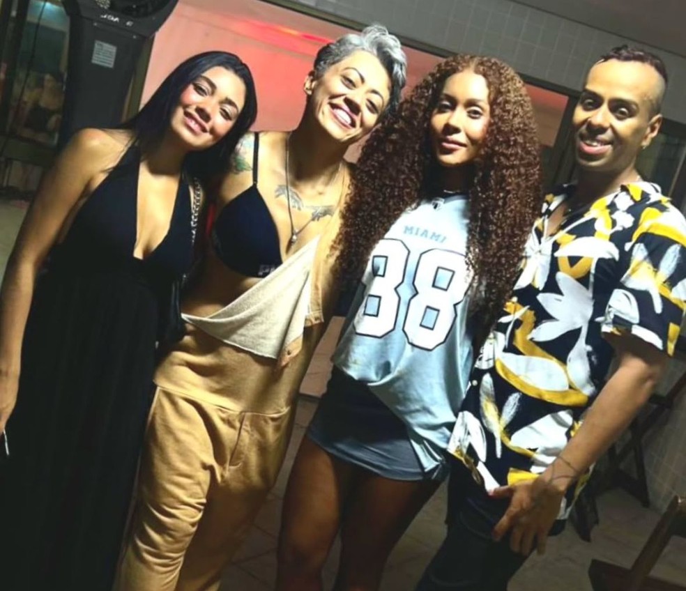 Juliano Carvalho com as irmãs de Gracyanne e a filha de Belo — Foto: Instagram
