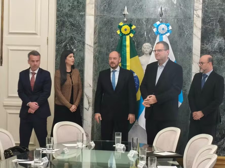 Governo do Rio e BNDES assinam acordo para expansão do metrô, mas Couto diz que início das obras caberá a governador eleito