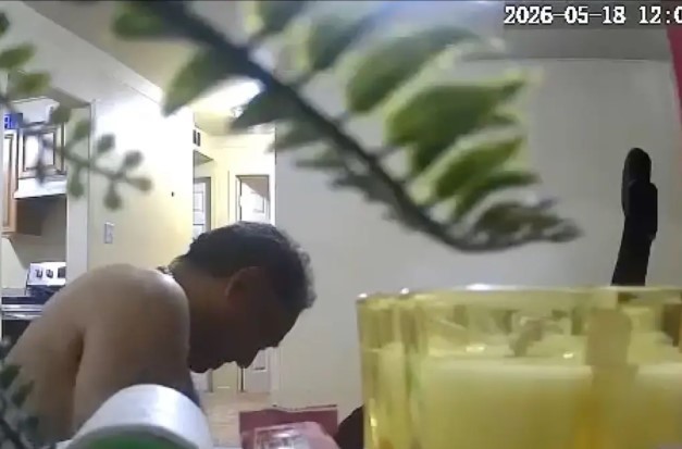 Senhorio é filmado fazendo sexo com mulher no sofá da casa de inquilino