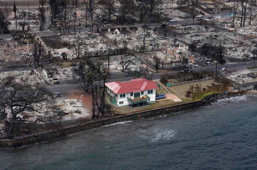 Casa permanece intacta no meio de outras residências destruídas por incêndio no Havaí