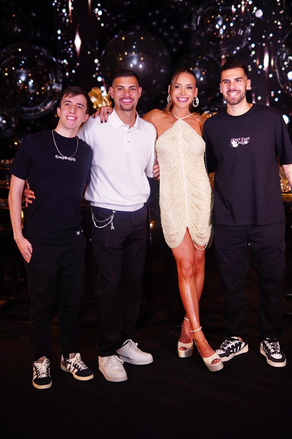 Bruno Guimarães com sua esposa e amigos Pedro Henrique (E) e Julio Cesar (D) — Foto: Arquivo pessoal