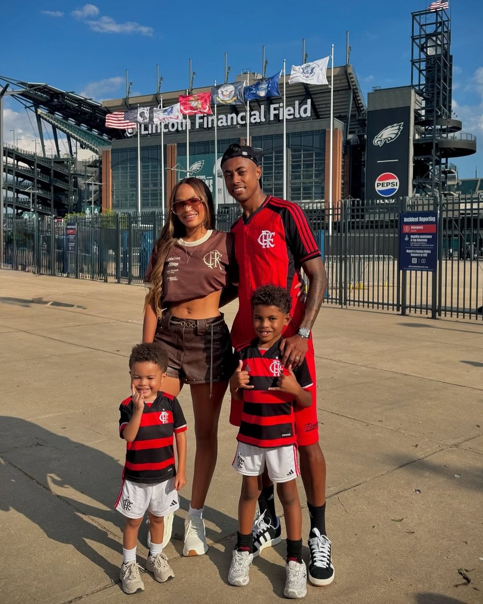 Gisellen ramalho, mulher de Bruno Henrique, e os doisfilhos — Foto: Reprodução/Instagram