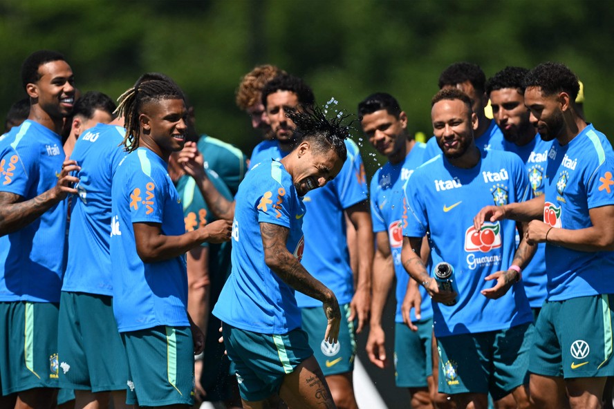 Raphinha recebe um jato de água de Neymar ao retornar aos treinos da seleção brasileira no Columbia Park Training Facility, em Morristown, Nova Jersey