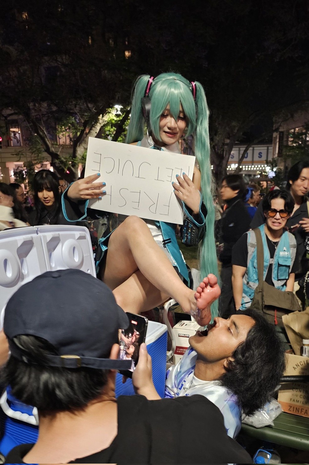 Vestida de Miku, cantora digital, mulher deixa homem beber de seus p&eacute;s &mdash; Foto: Fuji News