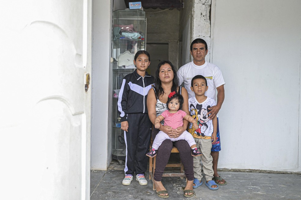 Sayuri Moreno e sua fam&iacute;lia em sua casa em Huarmey, departamento de Ancash, norte do Peru. &mdash; Foto: Foto: ERNESTO BENAVIDES / AFP