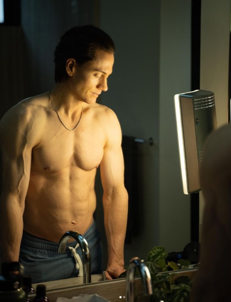 Bryan Johnson recebeu transfusão do plasma sanguíneo de seu filho de 17 anos para 'ficar mais jovem' — Foto: Reprodução/Instagram