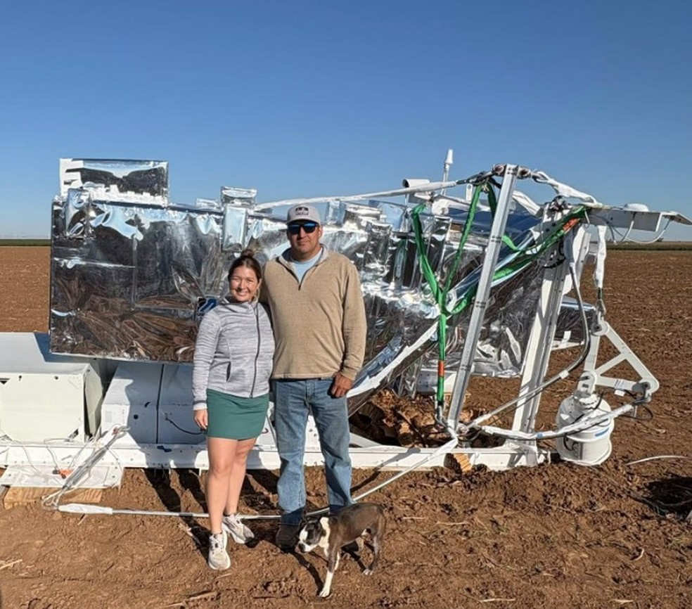 Ann Vincent Walter e o marido posam na frente de equipamento da Nasa que caiu na sua propriedade no Texas — Foto: Reprodução/Facebook(Ann Vincent Walter)