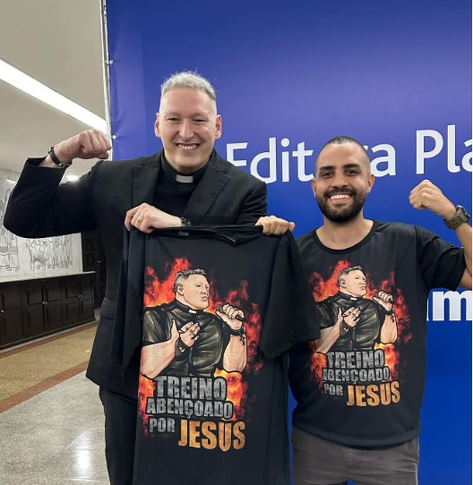 Musculoso, Padro Marcelo Rossi diverte ao posar com camisa de 'treino  abençoado por Jesus