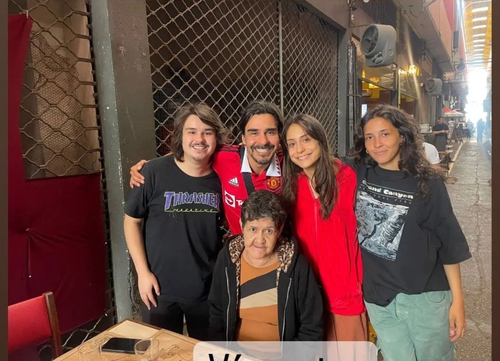 Andr&eacute; Gon&ccedil;alves com a m&atilde;e e os tr&ecirc;s filhos, Manuela, Pedro e Valentina &mdash; Foto: Instagram