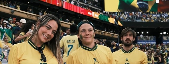 Davi Lucca com a m&atilde;e, Carol Dantas, o irm&atilde;o e o padrasto no primeiro jogo