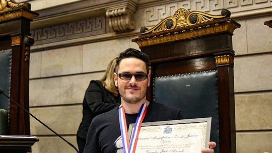 Thiago Araujo recebe Medalha Pedro Ernesto por contribuição à comunidade LGBTQIAPN+ do Rio Thiago Araujo recebe Medalha Pedro Ernesto por contribuição à comunidade LGBTQIAPN+ do Rio