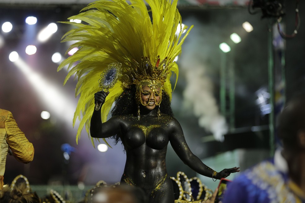 Bianca Monteiro, rainha de bateria da Portela no desfile de 2024 — Foto: Alexandre Cassiano