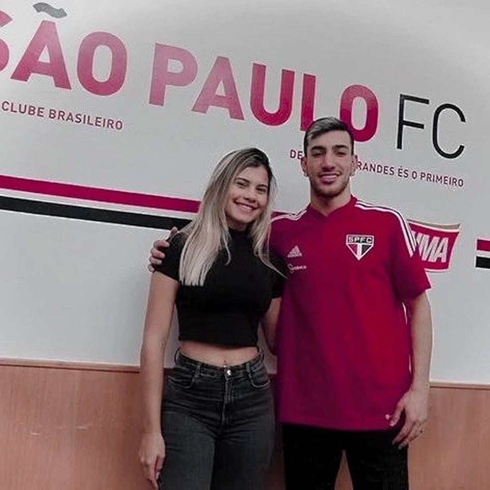 Amanda Nunes e Pedrinho na chegada do jogador ao São Paulo, em dezembro de 2022 — Foto: reprodução