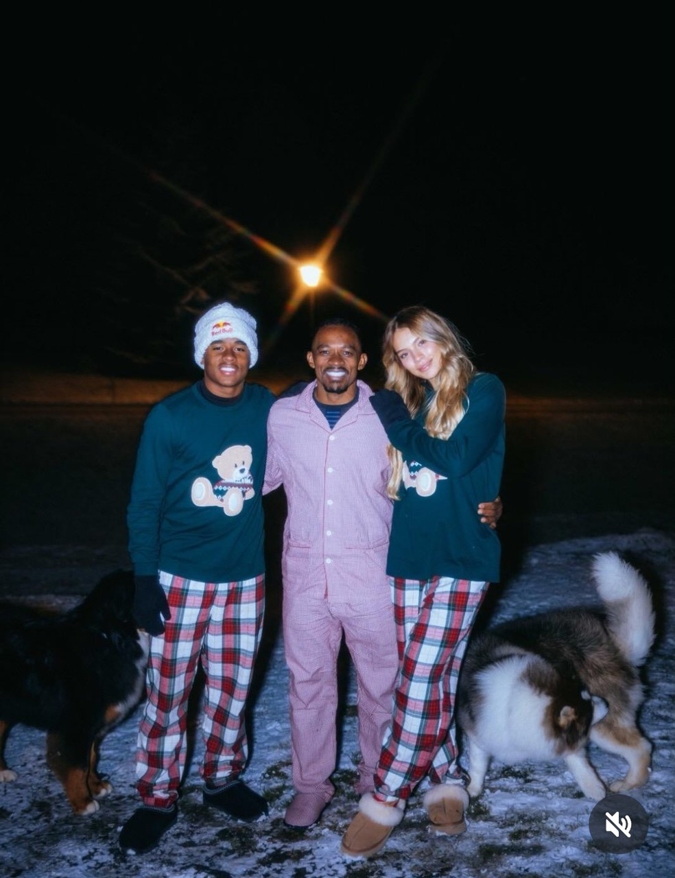 Endrick com o pai, Douglas, e Gabriely Miranda — Foto: Reprodução/Instagram