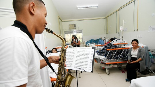 Hospitais em Nova Iguaçu oferecem musicoterapia para pacientes internados