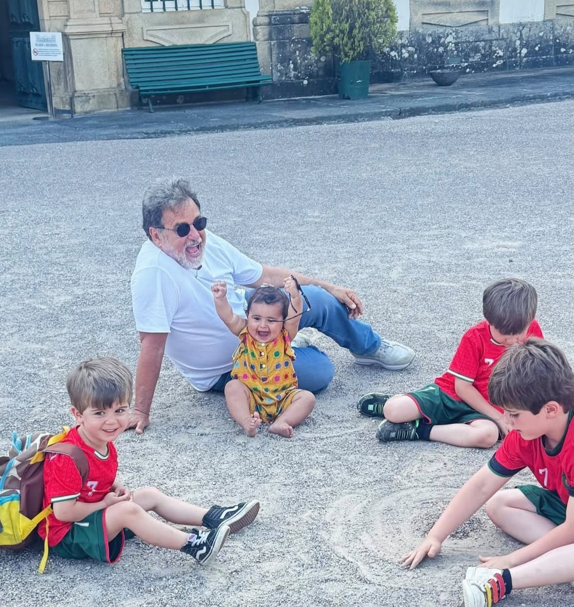 Vovô! Marcos Frota posa com os quatro netos no aniversário de 70 anos