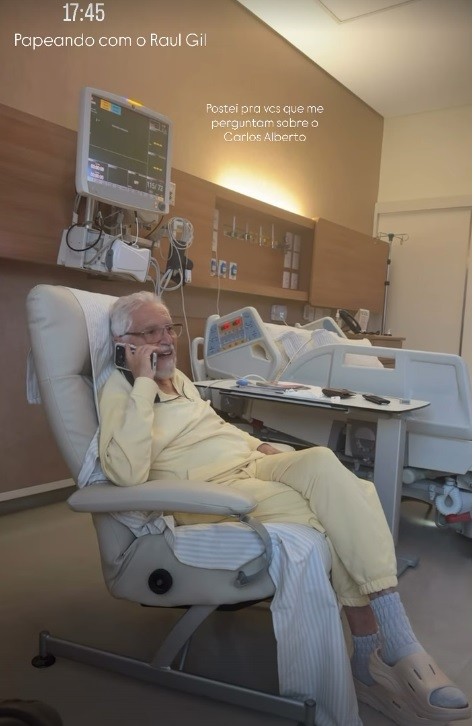 Mulher de Carlos Alberto de Nóbrega mostra apresentador 'papeando' no hospital: 'Me perguntaram sobre ele'