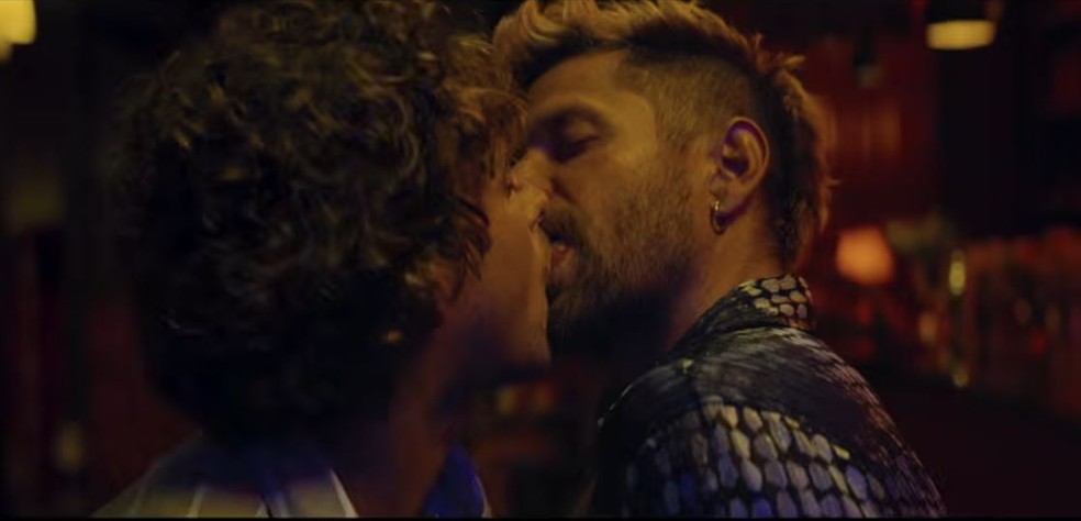 Alejandro Claveaux faz par com Caio Macedo no filme "Ruas da Glória" — Foto: reprodução/ youtube