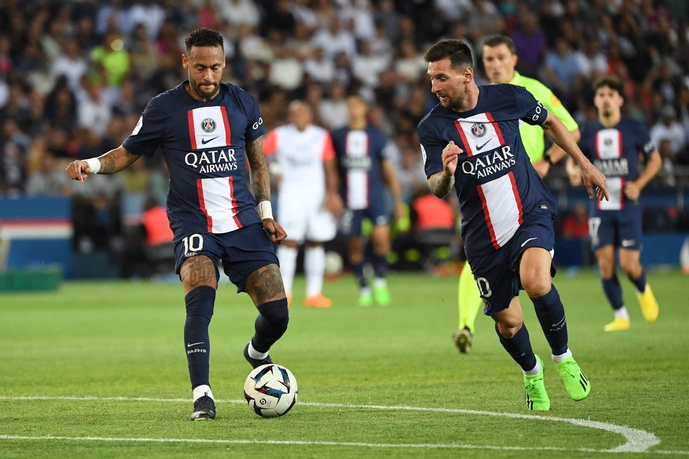 Dupla do Maccabi Haifa pediu as camisas de Neymar e Messi, do PSG, adversário na Champions — Foto: AFP