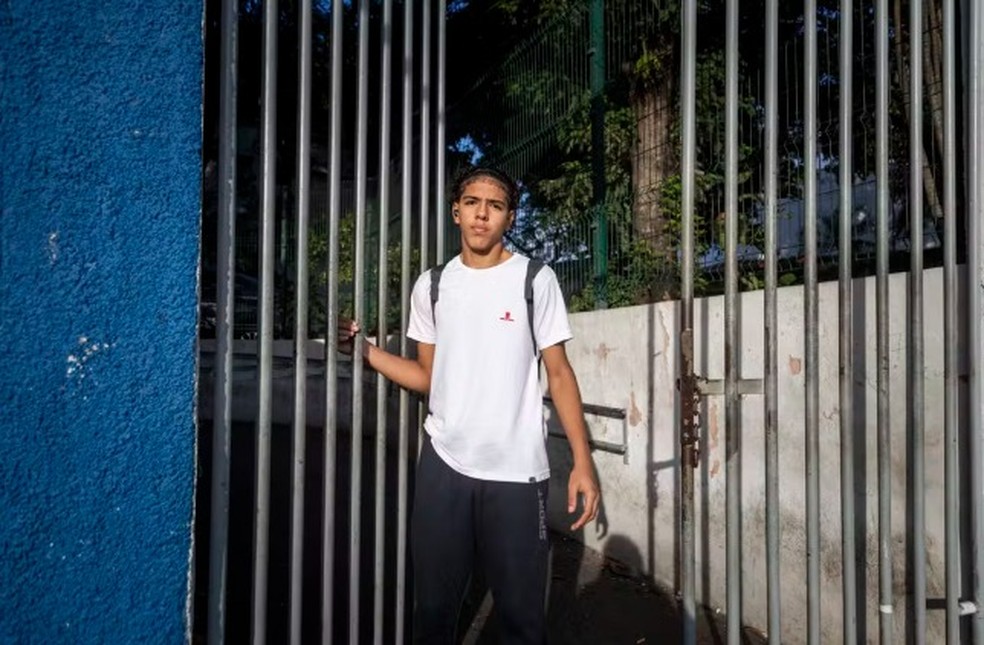 André Monteiro, aluno do Colégio Estadual Max Fleuiss, na Pavuna, uma das piores escolas segundo a avaliação feita pelo INEP — Foto: Guito Moreto