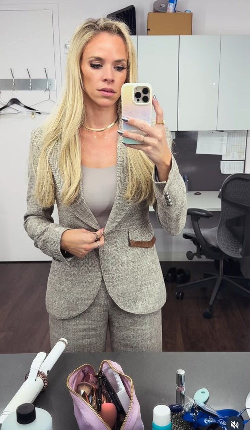 Apresentadora de TV Julie Stewart-Binks antes de cirurgia para remover c&acirc;ncer do nariz &mdash; Foto: Reprodu&ccedil;&atilde;o/Instagram