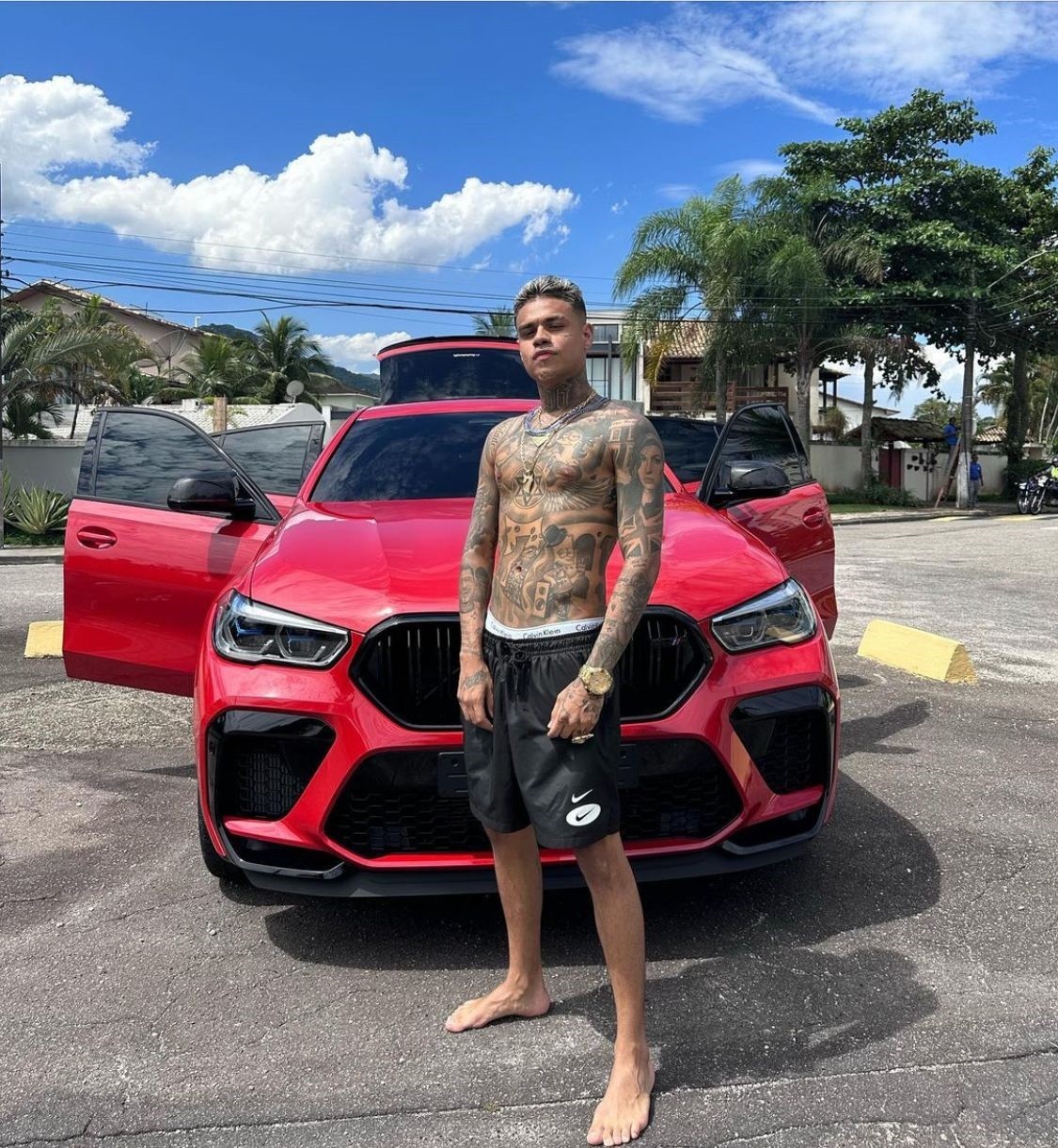 MC Cabelinho surge em ensaio para o The Town após término com Bella