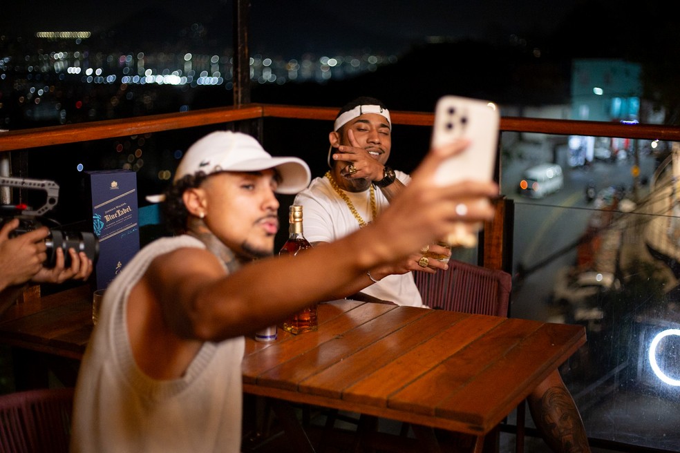 MC Roger e MC Livinho lançam 'Descobri que a Barbie' — Foto: Divulgação